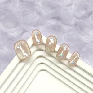 Uñas postizas artesanales efecto ojo de gato con detalles de mariposa láser para un estilo único.