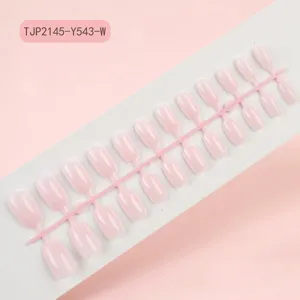 Detalle de uñas postizas rosas lisas, largas y cuadradas europeas, sin pintar en soporte.