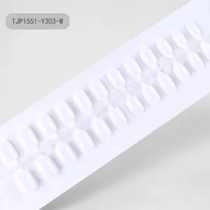 Detalle de tira de uñas postizas cuadradas cortas transparentes, uñas postizas portátiles.