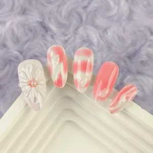 Uñas postizas hechas a mano con flor de perla 3D y detalles de diseño difuminado rosa.