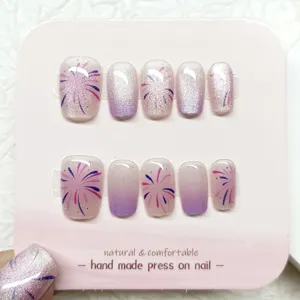 Uñas postizas cortas hechas a mano con degradado morado ojo de gato y diseño de fuegos