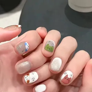 Uñas postizas hechas a mano con bonitos diseños de gatos y un brillante efecto cristal.