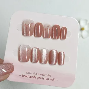 Vista detallada de uñas postizas cat-eye hechas a mano con un delicado diseño de bambú.