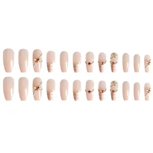Elegante set de uñas postizas nude rosado con lindos patrones de cuadros y corazones de diamantes.