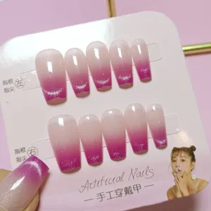 Uñas postizas hechas a mano con hermoso degradado efecto ojo de gato rosa y blanco brillante.