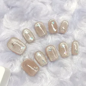 Uñas postizas efecto ojo de gato con mariposas holográficas, estilo corto y elegante.