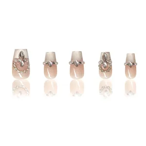 Uñas postizas francesas con purpurina, diamantes de imitación y efecto ojo de gato.