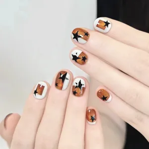 Primer plano detallado de uñas postizas hechas a mano con efecto ojo de gato.