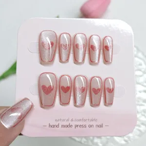 Uñas postizas hechas a mano con gel ojo de gato y tierno diseño de corazón rojo.