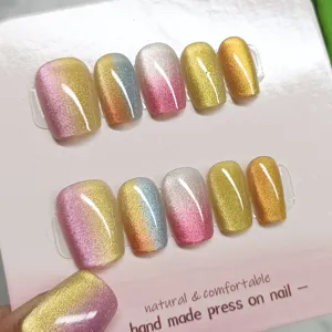 Uñas postizas hechas a mano con diseño degradado magnético de ojo de gato elegante.