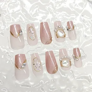 Primer plano detallado de uñas postizas trapezoidales hechas a mano con ojo de gato.