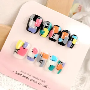 Uñas Postizas de Presión Hechas a Mano Dulce Fresco Empalme Multicolor Graffiti Geométrico Corto Trapecio Uñas Postizas Arte para Mujer