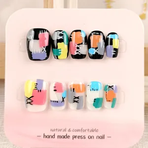 Hermosas uñas postizas de colores con diseño patchwork trapezoide corto hechas a mano de 10pcs