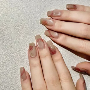 Uñas postizas hechas a mano con elegante efecto ojo de gato y detalles de rosas.