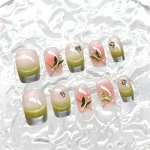 Uñas postizas artesanales con degradado ojo de gato rosa verde, puntas plateadas y mariposas de 10 pzas