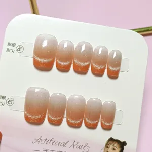 Primer plano detallado de uñas postizas hechas a mano con degradado efecto ojo de gato.