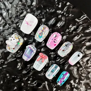 Set de 10 uñas postizas hechas a mano con diseños en 3D de osito, lazo y brillantes pedrerías.