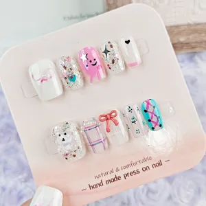 Uñas postizas hechas a mano con lazos 3D, ositos lindos, purpurina y bordes rosas.