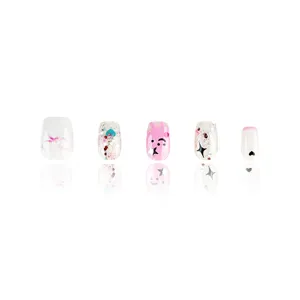 Set de uñas postizas hechas a mano con degradado rosa, purpurina y diseños de estrellas.