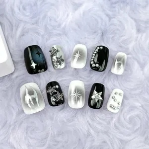 Detalle de uñas postizas de metal con degradado gris plateado Y2K con estrellas 10p
