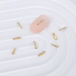 Χρυσά μαργαριτάρια nail art charms λεπτομέρεια, κομψή μεταλλική μπάρα μανικιούρ αξεσουάρ.