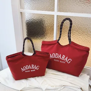 Rode canvas shopper met sterke touwhandvatten, grote capaciteit forensen tas detail