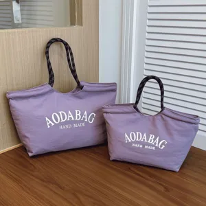 Gedetailleerd uitzicht op grote paarse canvas shopper met stijlvol touw handvat voor dagelijks.