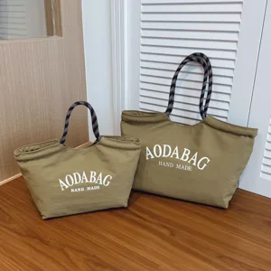 Olijfgroene canvas shopper tas met zwarte touw handvatten, grote capaciteit dagelijks.