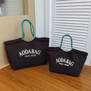 Casual zwarte canvas shopper met groene touwhandgrepen, grote handtas voor werk en dagelijks gebruik.
