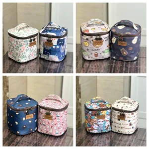 Waterproof insulated lunch bag cute cartoon pattern portable cosmetic storage box.