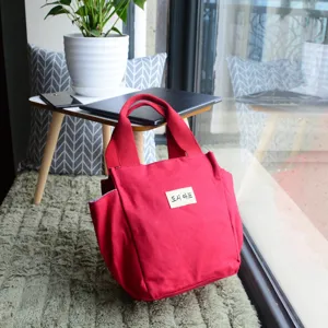Red canvas lunch tote bag with front fabric label, Korean style minimalist portable bento bag.