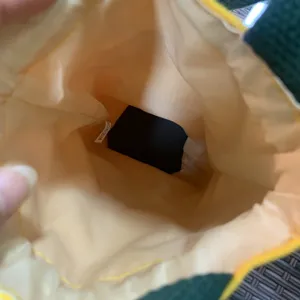Sacoche à cordon en toile doublure détail, conception portable de bouteille isolée