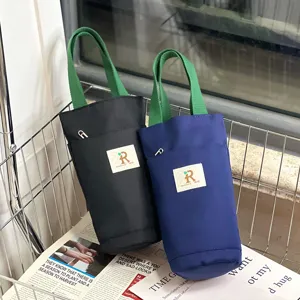 Λεπτομέρεια τσάντας μπουκαλιού νερού από καμβά, φορητή θήκη φλυτζανιού με λαβή και τσέπη.
