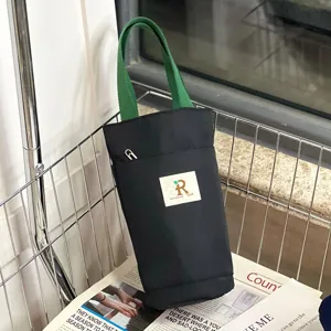 Maure tsanta boukalas nerou apo kanvas me prasini labi foriti monomeni thiki potiriou chrisis.