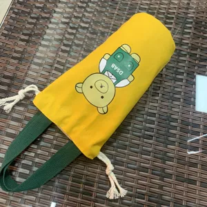 Détail du sac à thermos de dessin animé en toile, pochette portable à cordon pour un usage quotidien.
