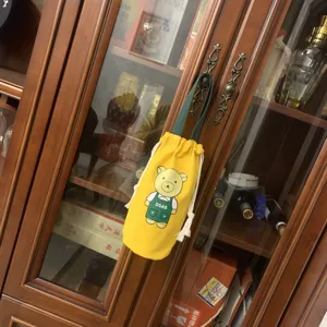Sac de bouteille d'eau à cordon en toile jaune avec joli ours dessin animé et poignée.