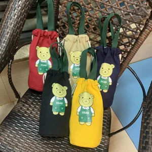 Sac de tasse à cordon en toile de dessin animé, motif d'ours mignon étui de bouteille isolée