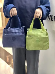 Koreaanse geruite geïsoleerde lunchtas met brede bodem, draagbare bento-tas voor dagelijks gebruik.