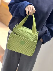 Groene geruite geïsoleerde lunchtas met stevige canvas handvatten en handig voorste vak.