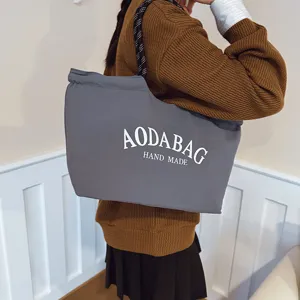 Minimalistische grote canvas shopper voor dames, stijlvolle letter print handtas werk.