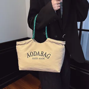Casual canvas shopper met groene touw handvatten en stijlvolle letterprint voor dagelijks gebruik.