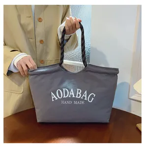 Grijze canvas shopper tas met touw handvat en stijlvolle letterprint voor dagelijks gebruik.