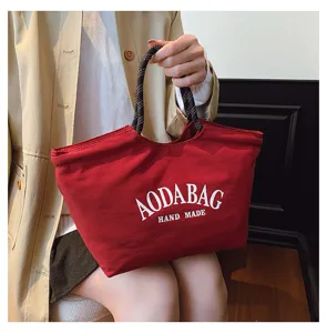Rode canvas tote bag detailweergave, casual handtas met letterprint voor dagelijks gebruik.