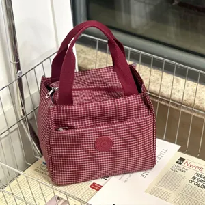 Geïsoleerde lunchtas voor werk en school, draagbare bento tas met stijlvol ruitjesdesign.
