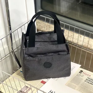 Zwart-wit geruite geïsoleerde lunchtas, draagbare bento-tas voor werk en school.