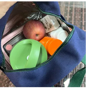 Primo piano dettagliato che mostra la capacità interna della borsa termica in tela blu.
