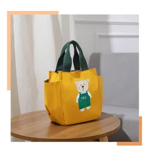 Canvas lunchtas detail met de schattige bear print en duurzame groene handvatten ontwerp.
