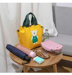 Canvas lunchtas met schattige berenprint, groene handvatten en handige opbergvakken.
