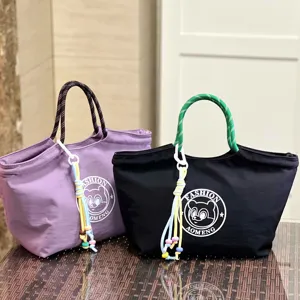 Detailed close-up of the waterproof lunch tote bag featuring sturdy rope handles and bear print.