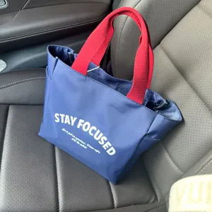 Blaue Oxford-Stoff-Tasche Handtasche mit roten Griffen und Aufdruck für den Alltag.